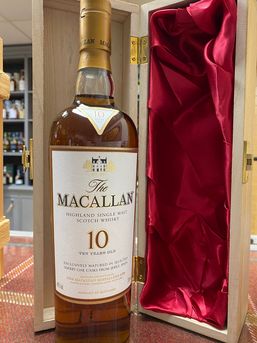 macallan 10 year old - sherry oak in wooden presentation box (70cl, 43%)